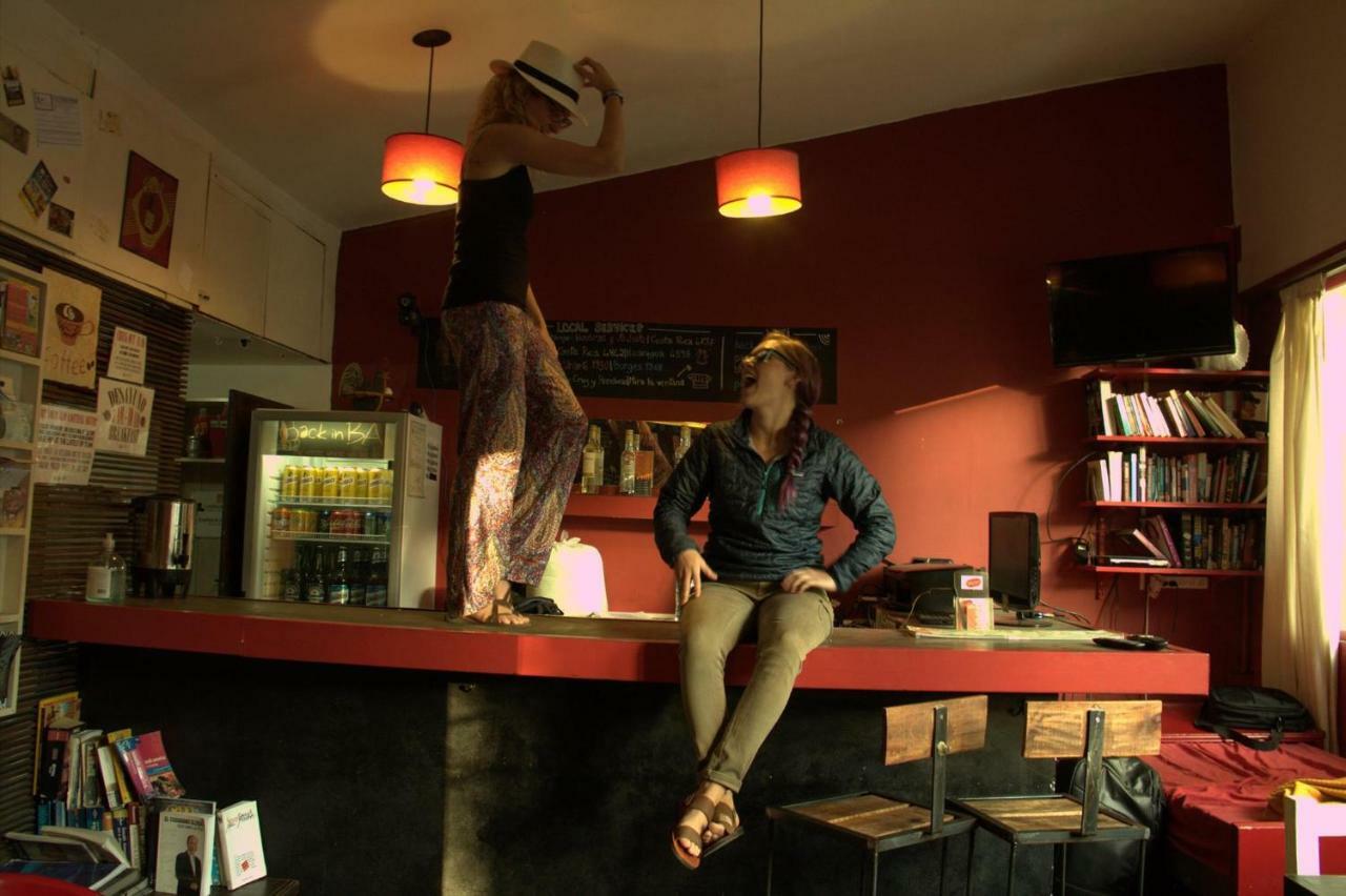 Back In Ba Hostel บัวโนสไอเรส ภายนอก รูปภาพ